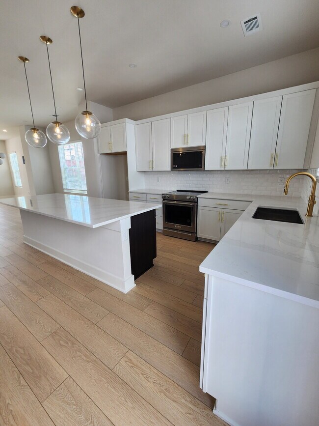 Building Photo - Modern 3 Bedroom 3.5 Bath Home in Nations