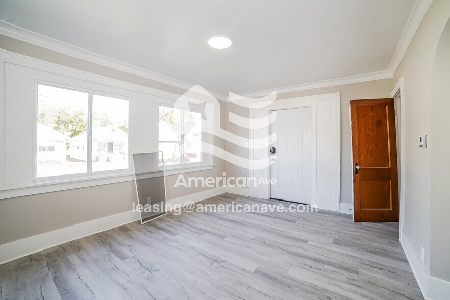 Building Photo - 608 E Thrush Ave