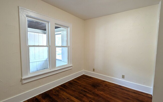 Building Photo - 1868 Manz St