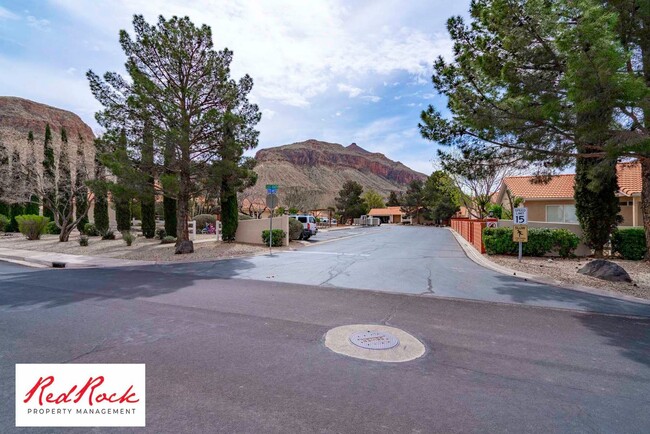 Building Photo - Dog Friendly - 3 Bedroom, 2 Bathroom Prope...