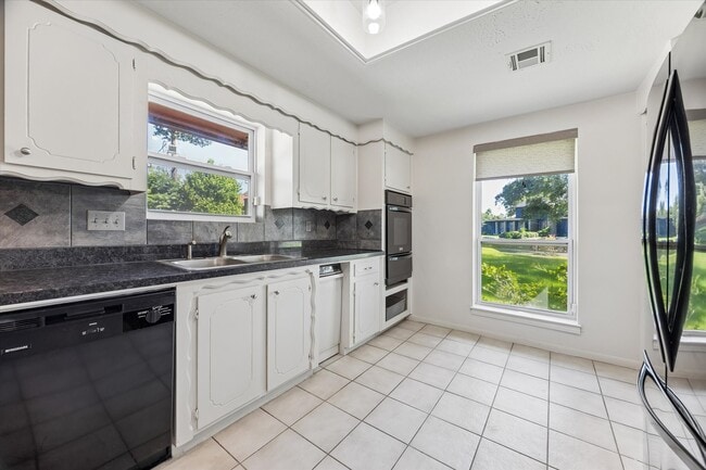 Building Photo - 3232 Parkwood Dr
