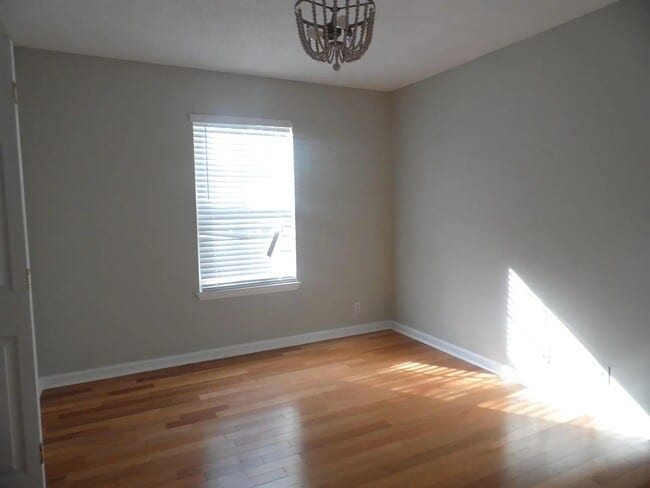 Building Photo - 147 Royal Dr