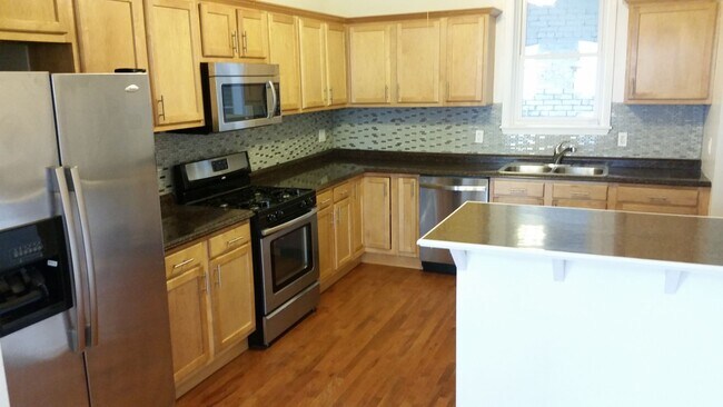 Building Photo - Huge Luxury South Side Home w/ Stainless K...