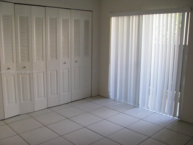 Building Photo - 10832 N Kendall Dr