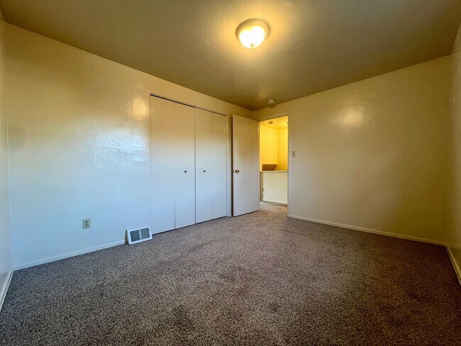Building Photo - Must-See Two Bedroom Townhouse in Plum! Up...