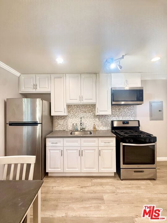 Building Photo - 18002 Collins St