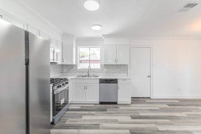 Building Photo - 10126 Pine Moss Dr