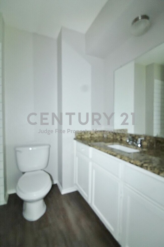 Building Photo - Nicely Updated 2/2/1 Duplex in Fort Worth ...