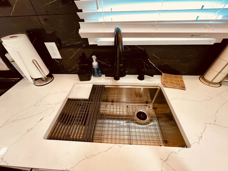 Building Photo - Room in House on W Brooklyn Ave