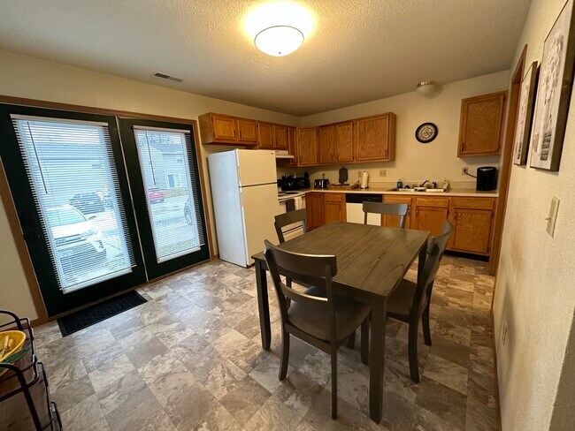 Building Photo - 601 W Scott St