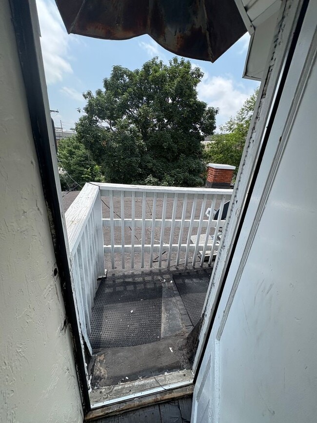 Building Photo - 3rd Floor 1 Bedroom Apartment with Parking...