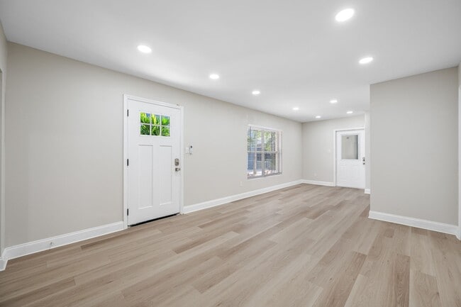 Building Photo - Modern Island Living at 140 E Davis – Renovated 1, 2 & 3 Bedroom Apartments in the Heart of Davis...