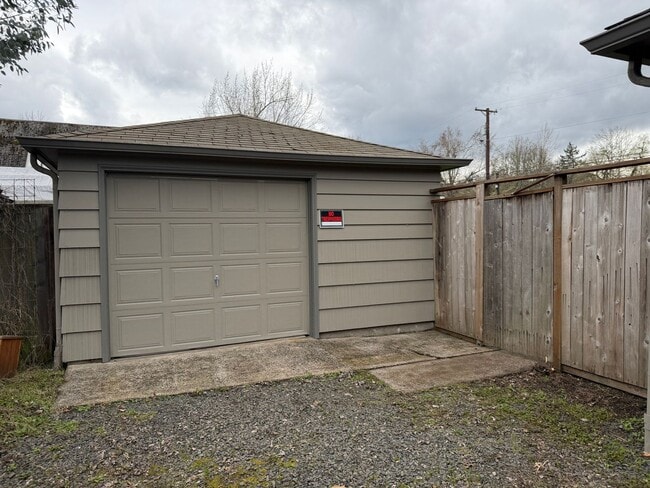 Building Photo - Charming 2 bed 1 bath house in a great neighborhood!