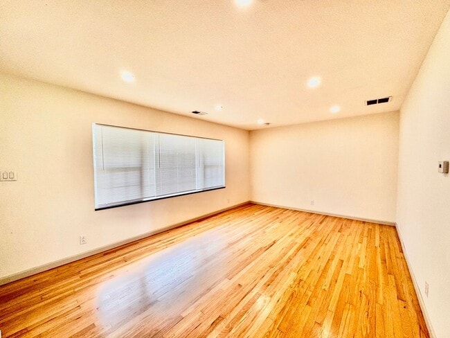 Building Photo - Charming Updated Home in Walkable Westwood