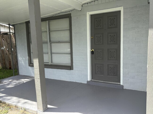 Building Photo - 2842 Tulip Cir E