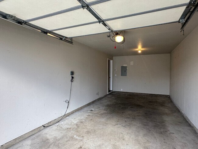 Building Photo - NE 7th St Duplex - 00000-07TH-00