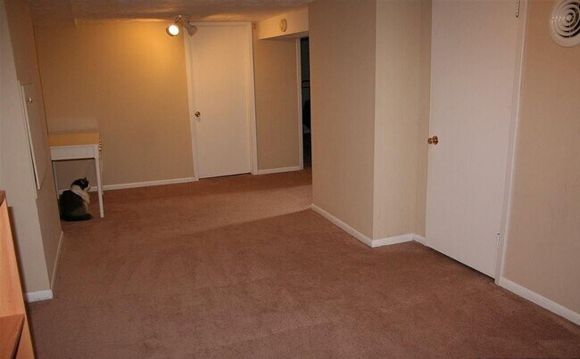 Building Photo - Charming home -  Coming open JUNE 15TH