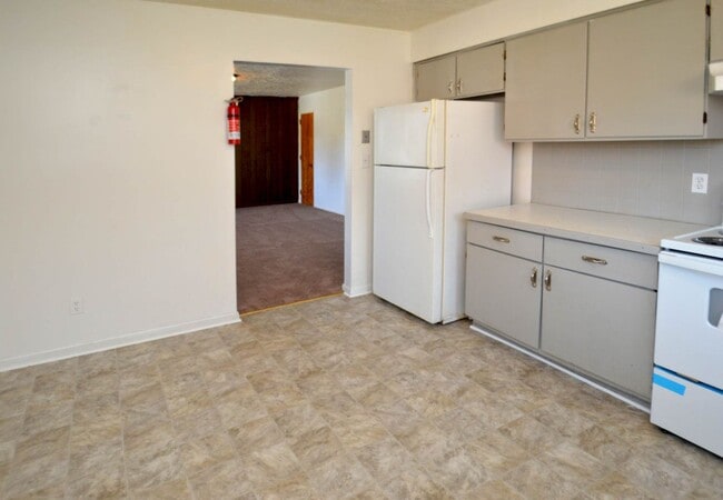 Building Photo - 6 Rainbow Forest Dr