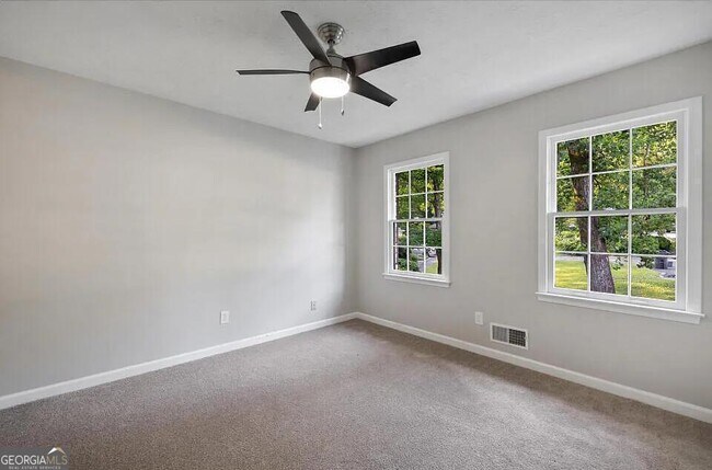 Building Photo - 1215 Lyndale Dr SE