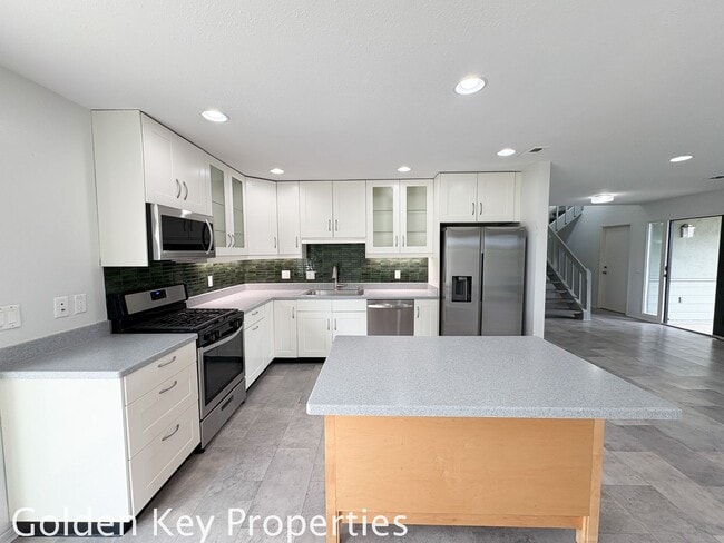 Building Photo - Welcome to this stunning 3-bedroom, 2-bath...