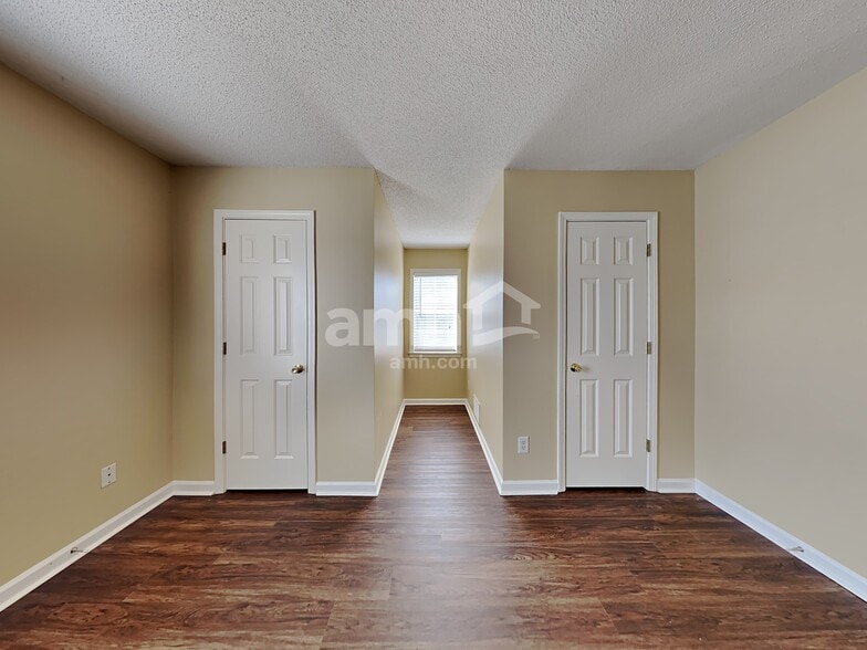 Building Photo - 1400 Pendulum Dr N