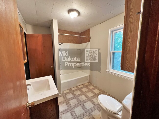 Building Photo - 908 E 3rd- 2 bed