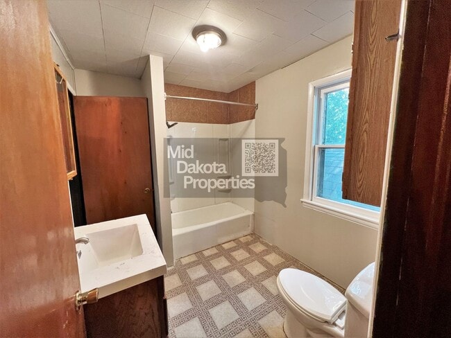 Building Photo - 908 E 3rd- 2 bedroom house