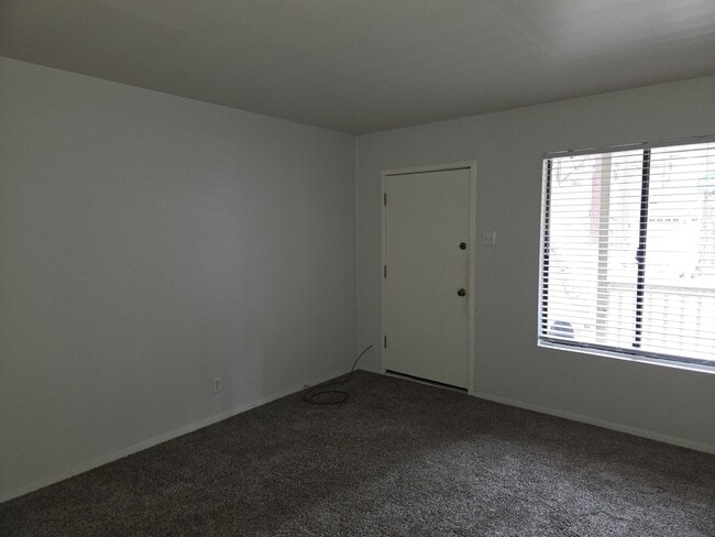 Building Photo - LO808-Sarver