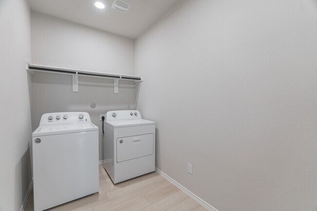 Building Photo - 9327 Colonial Bent Pl