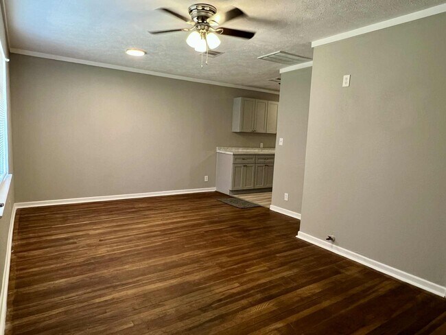 Building Photo - 9529 Chesterfield Dr