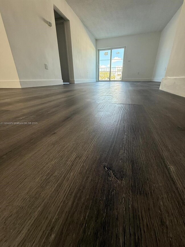 Building Photo - Spacious 2-Bedroom Apartment Near the Beac...