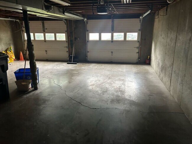 Building Photo - ASK about the MOVE IN SPECIAL! NO DEPOSIT!...