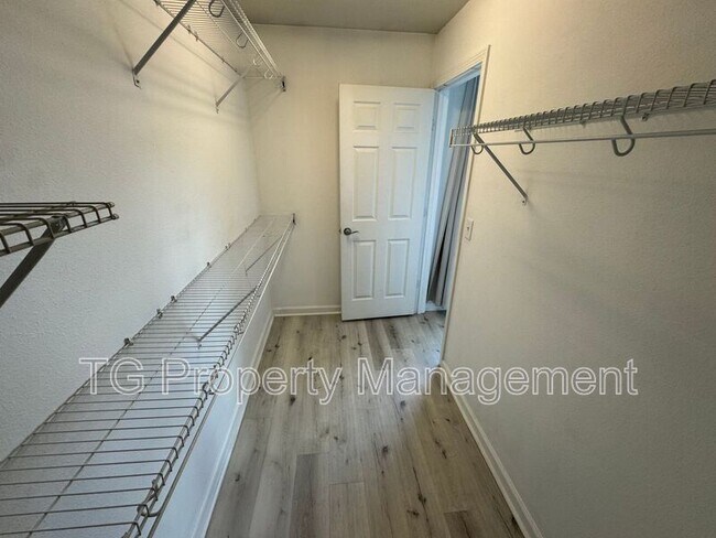 Building Photo - 6798 Roundleaf Dr