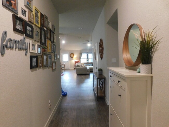 Building Photo - "Spacious 4-Bedroom Gem in San Antonio – Y...