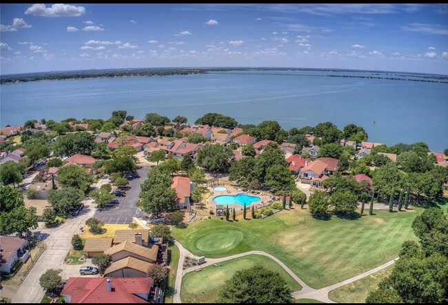 Building Photo - 3011 Bayside Dr