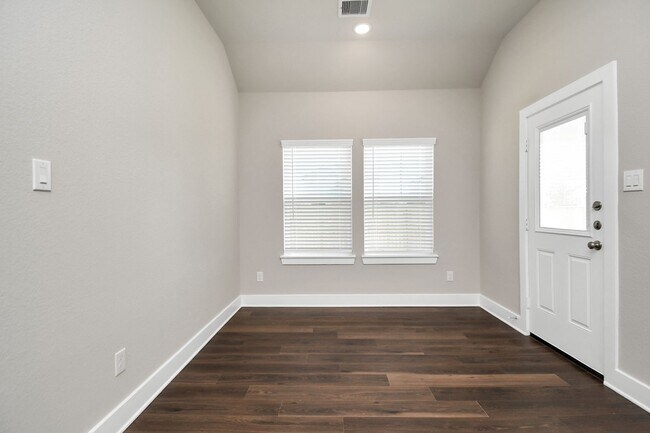 Building Photo - Elm