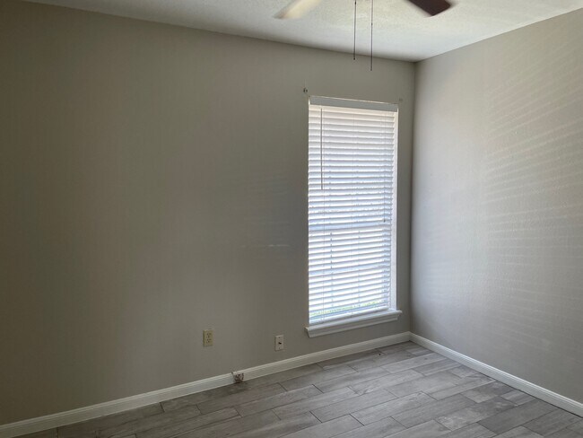 Building Photo - 10426 Sagebluff Dr