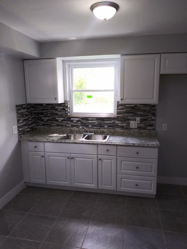 Building Photo - 3 Bed/1 Bath - Single Family Brick Home - Available now!