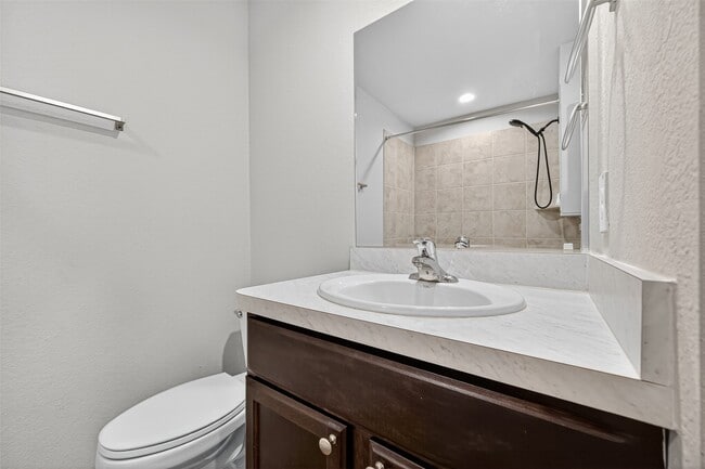 Building Photo - 40320 Hilltop Pr Dr