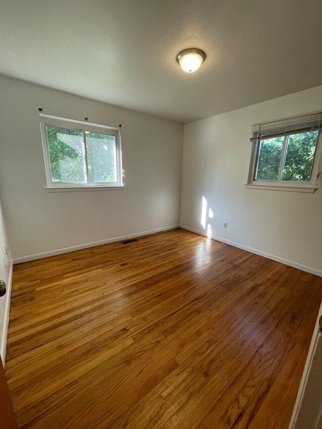 Building Photo - Three Bedroom Home in Sugarbrook Area!