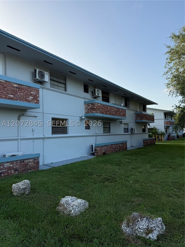Building Photo - 4450 SW 67th Ave