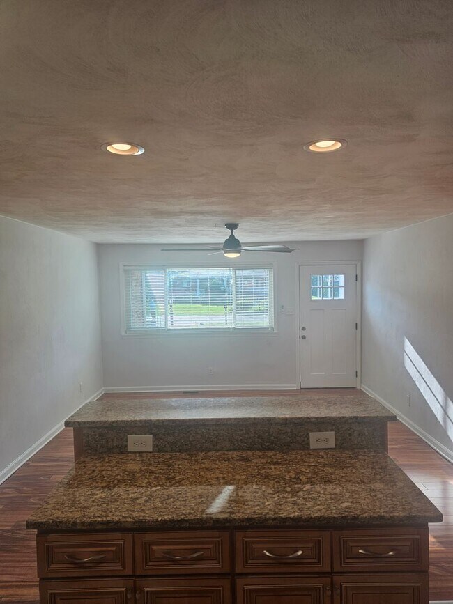 Building Photo - 1068 Sharon Dr