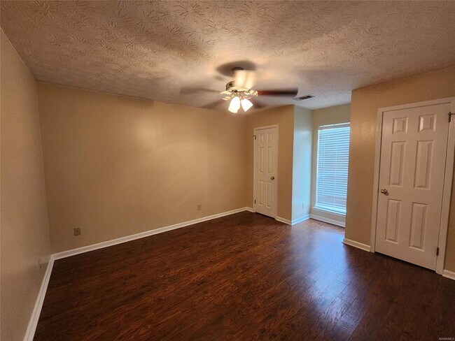 Building Photo - 549 Sheila Blvd