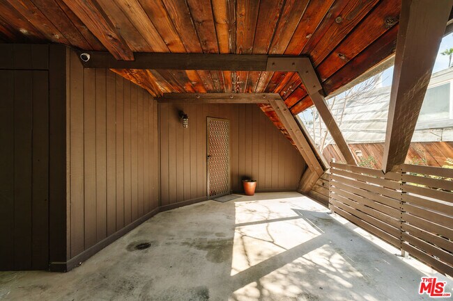 Building Photo - 6894 Pacific View Dr