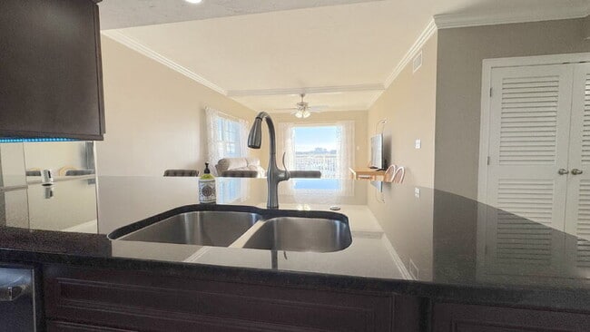 Building Photo - 404 S Beach St