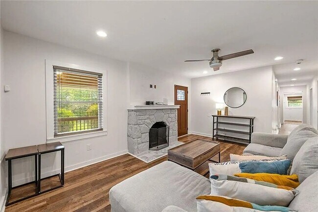 Building Photo - Charming 3BR House in Atlanta