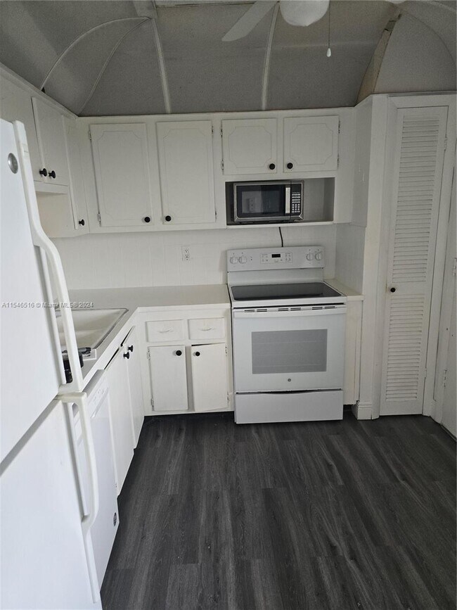 Building Photo - 1351 NE 191st St