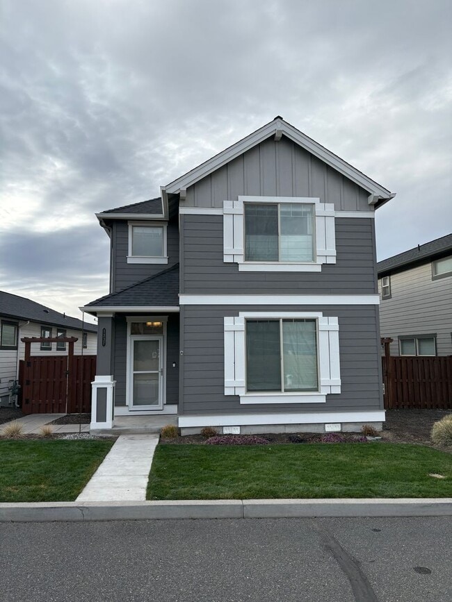 Building Photo - Newer 3 Bedroom / 2.5 Bathroom + Loft in the Ochoco Pointe Community