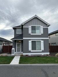 Building Photo - Newer 3 Bedroom / 2.5 Bathroom + Loft in the Ochoco Pointe Community