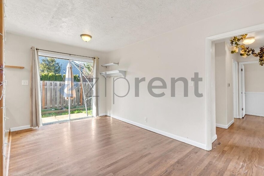 Building Photo - 9720 SW Frewing St